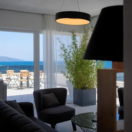 Exclusive Seafront With Jacuzzi アパート ザヴァラ