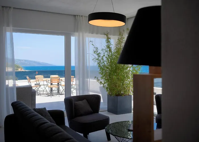 Exclusive Seafront With Jacuzzi アパート ザヴァラ