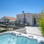 Exclusive Seafront With Jacuzzi דירה *