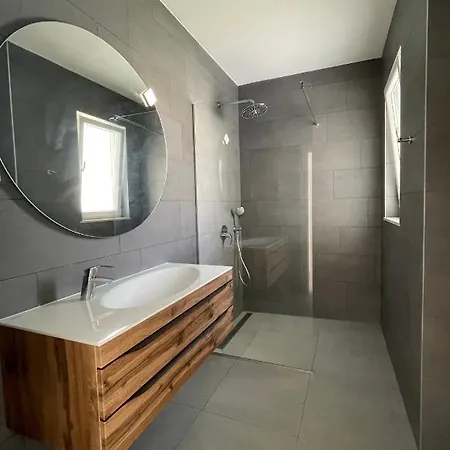 דירה Exclusive Seafront With Jacuzzi