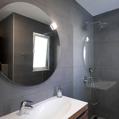 Exclusive Seafront With Jacuzzi דירה