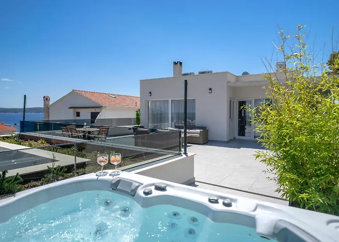 Exclusive Seafront With Jacuzzi Appartamento *